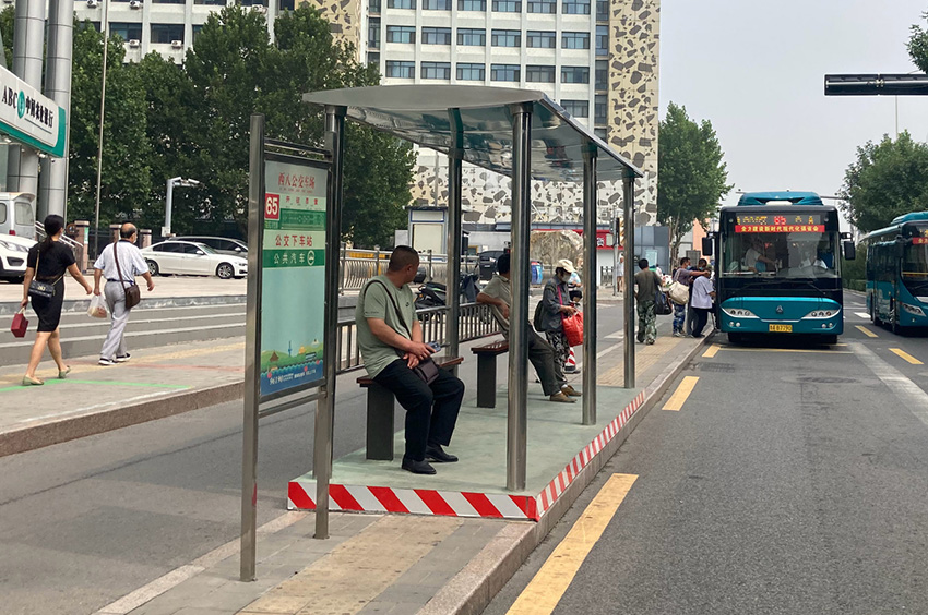 一些地段為什么公交站臺臺階會做的比較高?